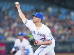 Roberto Osuna realiza uno de sus lanzamientos durante la novena entrada en el juego de ayer entre Azulejos y Mantarrayas. AFP / T. Szczerbowski