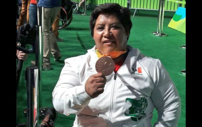 Díaz Vilchis comparte el podio con Randa Mahmoud, quien se colgó el oro, y la jordana Tharwah Alhajaj, acreedora a la plata. TWITTER / @CONADE