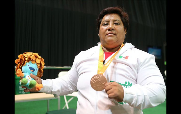 En su tercer turno, Catalina Díaz Vilchis se subió al podio, tras levantar 117 kilogramos. TWITTER / @CONADE