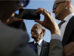 Nueva York. Barack Hussein Obama saluda luego de abandonar el avión presidencial en el aeropuerto internacional John F. Kennedy. AP /