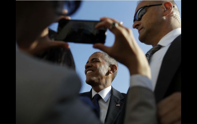 Nueva York. Barack Hussein Obama saluda luego de abandonar el avión presidencial en el aeropuerto internacional John F. Kennedy. AP /