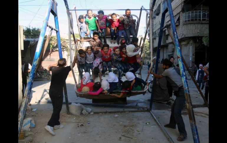 Varios niños se divierten en un parque tras las oraciones de la fiesta del sacrificio. AFP / A. Almohibany