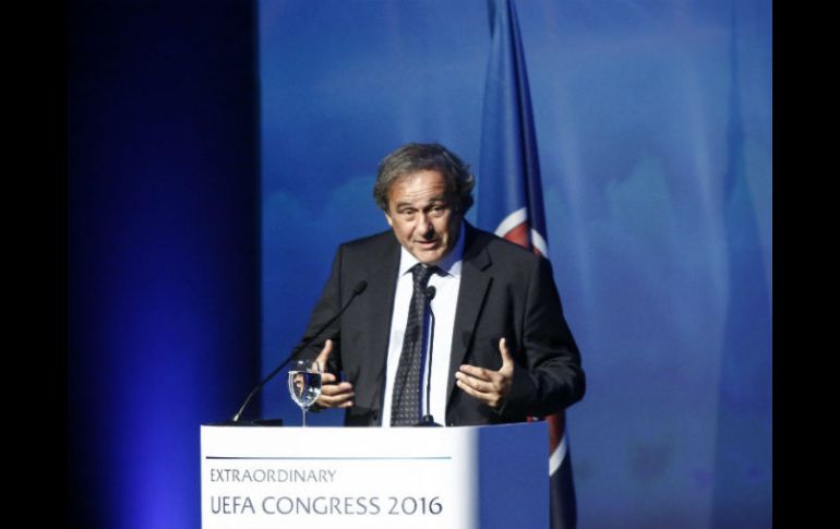 El expresidente de la UEFA Michel Platini pronuncia su discurso de despedida. EFE / Y. Kolesidis