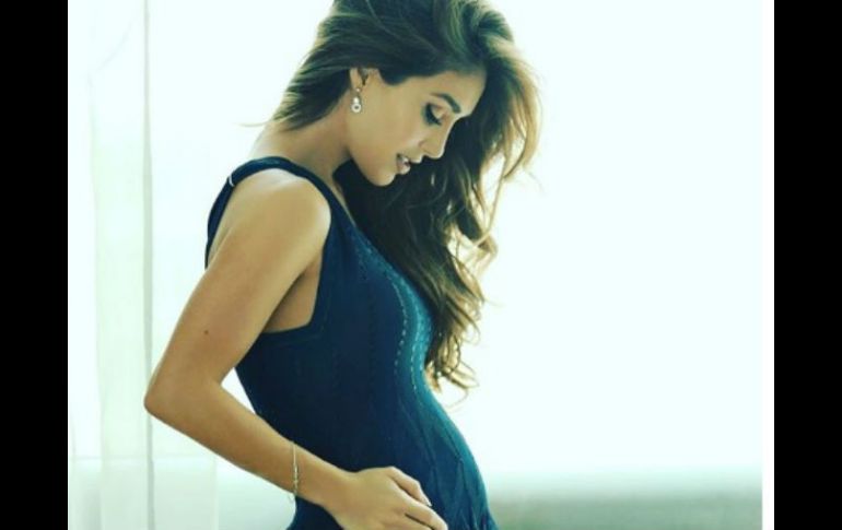 Anahí compartió una foto en la que luce un ajustado vestido de coctel que remarca su vientre. INSTAGRAM / anahi