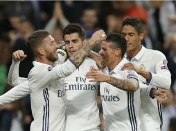 Los jugadores del Real Madrid festejan el gol de Morata al minuto 93. AP /  D. Ochoa