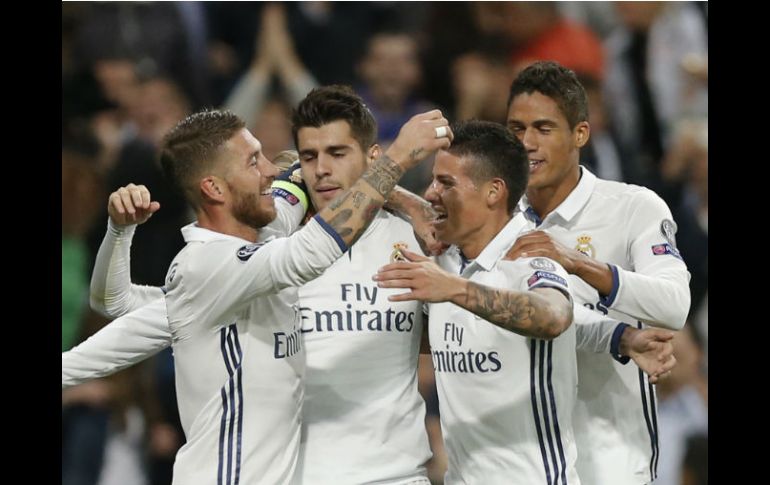 Los jugadores del Real Madrid festejan el gol de Morata al minuto 93. AP /  D. Ochoa