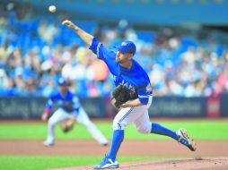 El abridor de los Azulejos, Marco Estrada, lanza contra los Rays de Tampa Bay durante la primera entrada del partido. AP /