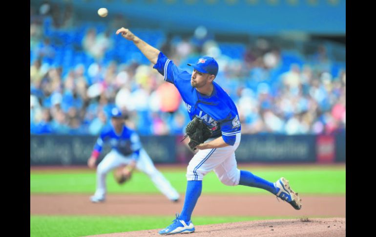 El abridor de los Azulejos, Marco Estrada, lanza contra los Rays de Tampa Bay durante la primera entrada del partido. AP /