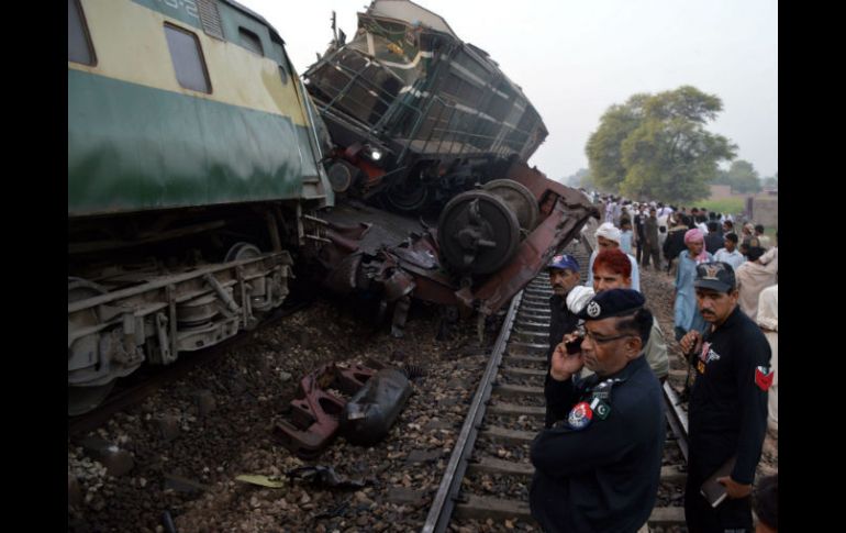 Las labores de rescate finalizaron en la zona y se retomó el tráfico ferroviario gracias a la existencia de una vía doble. EFE / F. Kareem