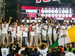 Los Pericos celebran el campeonato, el cuarto en la historia de la franquicia. MEXSPORT / R. Andrade