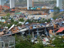 Una tienda de 24 horas quedó totalmente destruida por los vientos y aguas del tifón. AP / Chinatopix