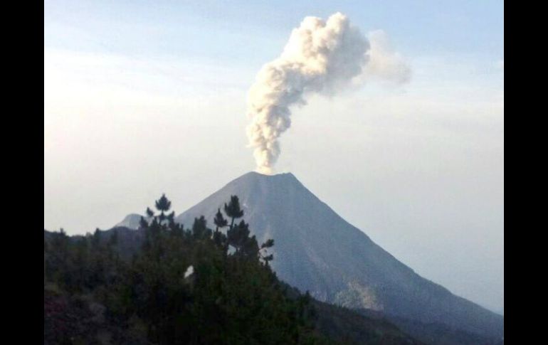 El Volcán El Colima emite una exhalación que generó una columna de mil metros de altura. TWITTER / @LUISFELIPE_P