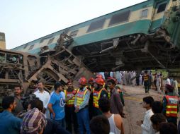 Un convoy de mercancías paró tras atropellar a una persona y fue embestido por detrás por el tren de pasajeros. EFE / F. Karem