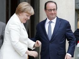 Durante su encuentro, Merkel y Hollande platicaron sobre acordar un calendario sobre el futuro de Europa. EFE / Y. Valat