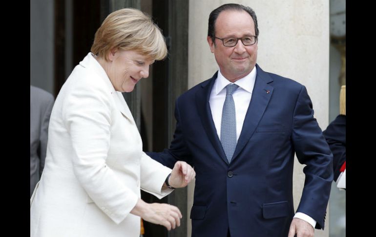 Durante su encuentro, Merkel y Hollande platicaron sobre acordar un calendario sobre el futuro de Europa. EFE / Y. Valat