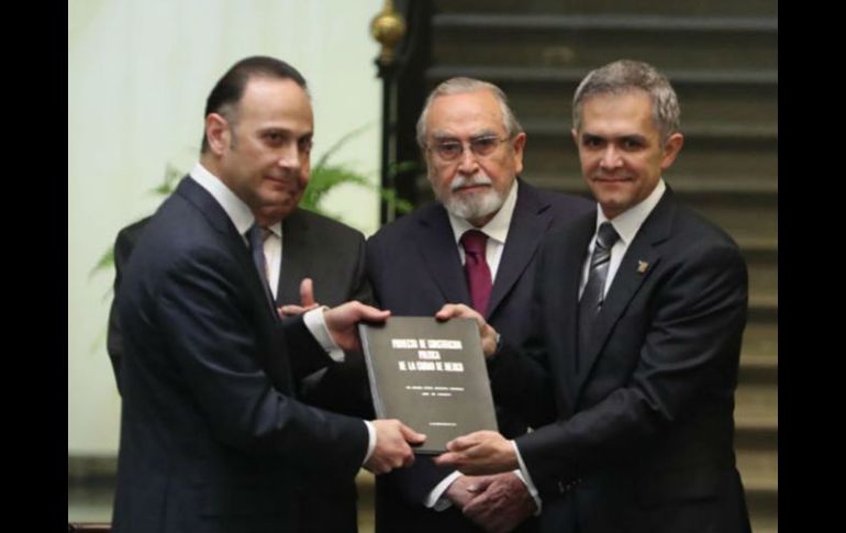 Durante la primera sesión de la Asamblea Constituyente, los integrantes de la Junta Instaladora rindieron protesta. SUN / L. Godínez