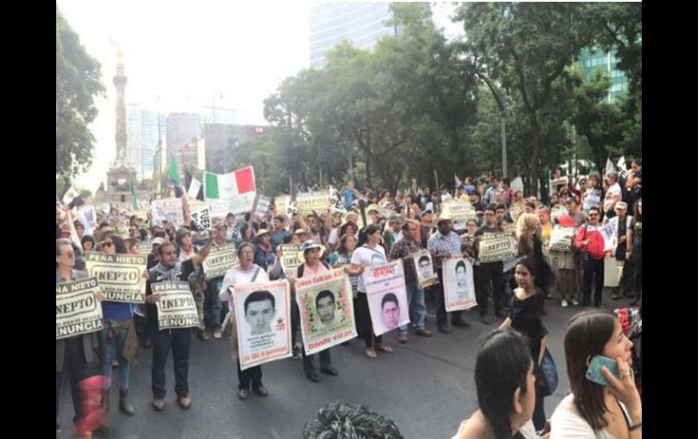 El contingente avanza por paseo de la Reforma en ruta al Zócalo capitalino. SUN / G. Perea