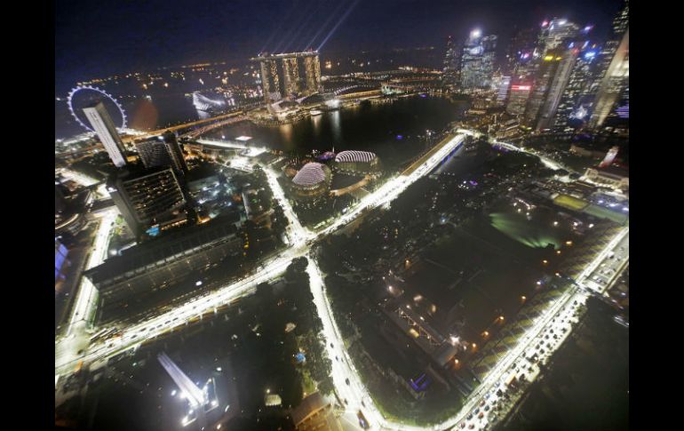 Vista aérea del trazado callejero en donde se corre el Gran Premio de Singapur, en una carrera nocturna. AP / ARCHIVO