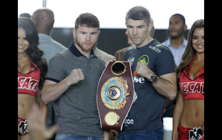 En Arlington, Saúl Álvarez y Liam Smith tuvieron un nuevo encuentro antes de subir al cuadrilátero mañana. AP / L. Otero