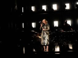 Adele no plantea alejarse por completo de los escenarios, considera aceptar actuar regularmente en Las Vegas. TWITTER / @Adele