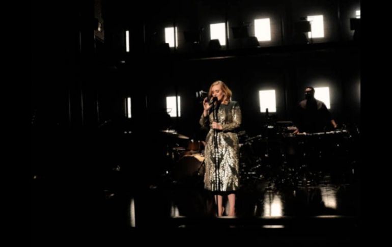 Adele no plantea alejarse por completo de los escenarios, considera aceptar actuar regularmente en Las Vegas. TWITTER / @Adele