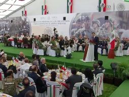 Peña Nieto ofreció un discurso durante una comida que ofrece la Sedena a los militares que participan en el desfile. TWITTER / @PresidenciaMX