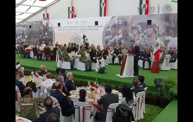 Peña Nieto ofreció un discurso durante una comida que ofrece la Sedena a los militares que participan en el desfile. TWITTER / @PresidenciaMX