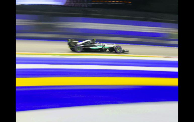 Nico Rosberg durante la segunda sesión de entrenamientos del Gran Premio de Singapur, en el circuito de Marina Bay. EFE /