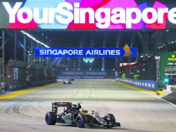 Sergio Pérez. El piloto tapatío compite en la primera sesión de entrenamientos del Gran Premio de Singapur. EFE /