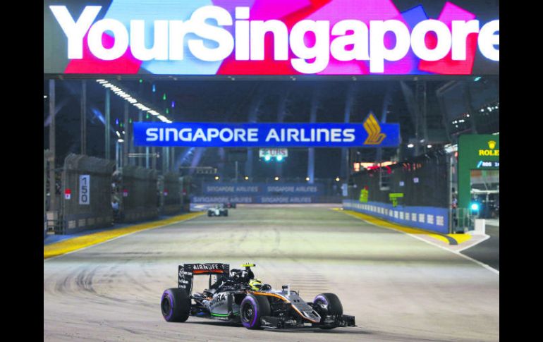 Sergio Pérez. El piloto tapatío compite en la primera sesión de entrenamientos del Gran Premio de Singapur. EFE /