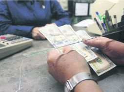 A la baja. El billete verde continúa ganando terreno frente a la moneda nacional. ESPECIAL /