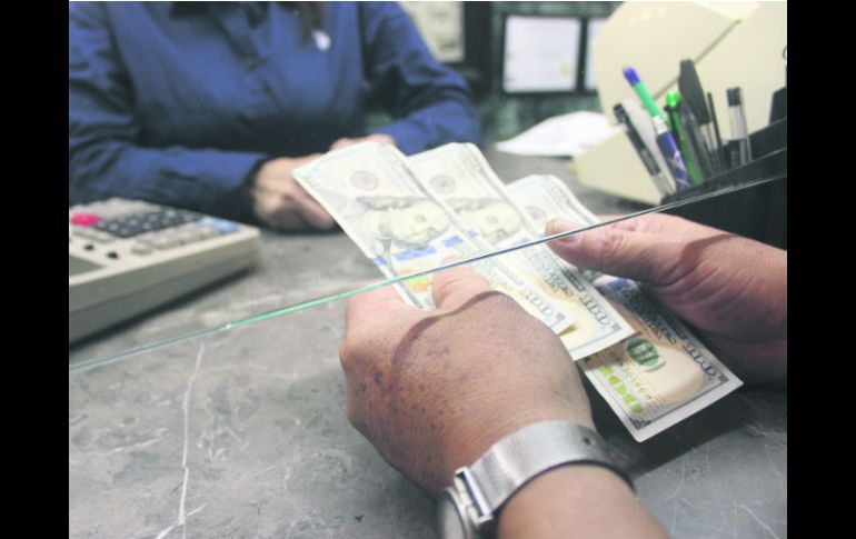 A la baja. El billete verde continúa ganando terreno frente a la moneda nacional. ESPECIAL /