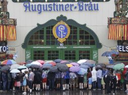 La lluvia no fue impedimento para que miles de personas asistieran a la inauguración ataviadas con tradicionales vestuarios. AP / M. Schrader