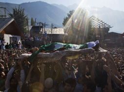 En medio de la ceremonia fúnebre, los asistentes gritaron consignas contra los responsables. AP / D. Yasin