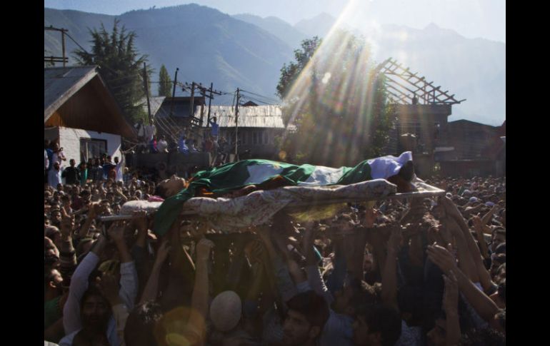 En medio de la ceremonia fúnebre, los asistentes gritaron consignas contra los responsables. AP / D. Yasin