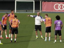 El técnico del Real Madrid, Zinedine Zidane, da instrucciones a sus jugadores durante el entrenamiento del equipo esta mañana. EFE / V. Lerena