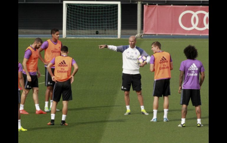 El técnico del Real Madrid, Zinedine Zidane, da instrucciones a sus jugadores durante el entrenamiento del equipo esta mañana. EFE / V. Lerena