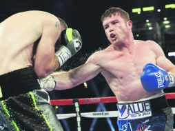 Saúl 'Canelo' Álvarez conecta de derecha a Liam Smith, a quien derrotó ayer por la noche en el AT&T Stadium de Dallas, Texas. AP /