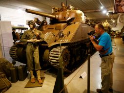 Un tanque Chrysler M4A4 Sherman de 1944 que pesaba 32 toneladas tocó el precio más elevado, vendiéndose por 280 mil euros. AFP / C. Triballeau