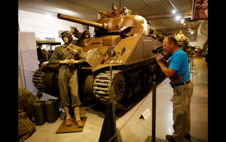 Un tanque Chrysler M4A4 Sherman de 1944 que pesaba 32 toneladas tocó el precio más elevado, vendiéndose por 280 mil euros. AFP / C. Triballeau