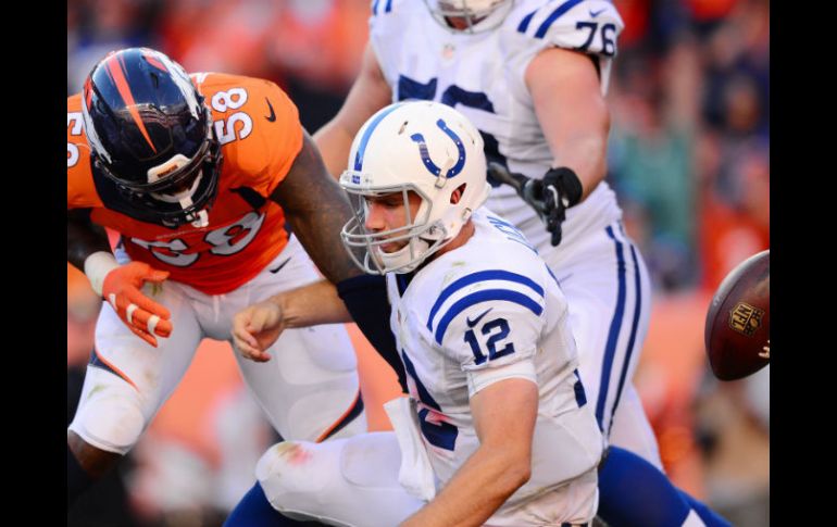 Miller superó en la línea al right tackle Joe Reitz y se abalanzó sobre Luck, quien soltó el balón. AFP / D. Bradford