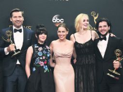 Nikolaj Coster-Waldau, Maisie Williams, Emilia Clarke, Sophie Turner y Kit Harington, protagonistas de la serie ganadora. AP /