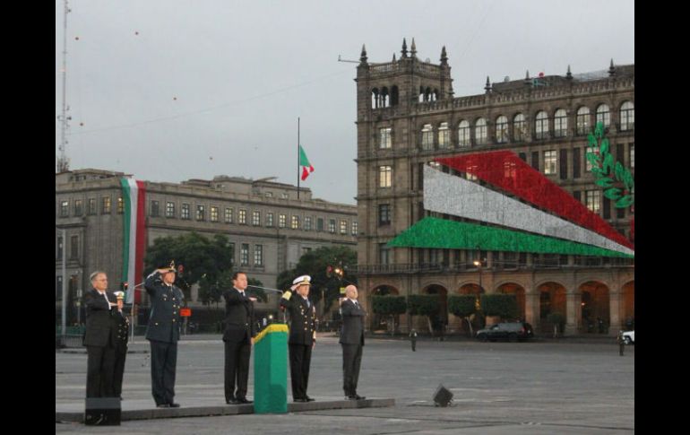 La ceremonia está encabezada por el titular de la Segob, acompañado de los de Sedena, Semar, CNS y Protección Civil. TWITTER / @PcSegob