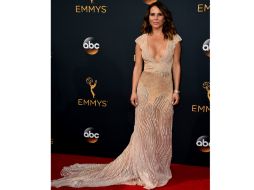 Kate del Castillo lució un vestido color nude con transparencias en las piernas y un escote. AP / J. Strauss