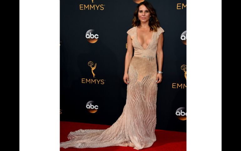 Kate del Castillo lució un vestido color nude con transparencias en las piernas y un escote. AP / J. Strauss