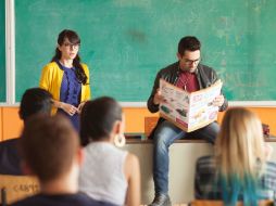 'No manches Frida' es protagonizado por Omar Chaparro y Martha Higareda quienes interpretan a unos profesores. TWITTER / @Televisa_Prensa