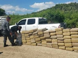 Fueron localizados 74 paquetes en forma de 'ladrillo' que contentían mariguana. TWITTER / @FiscaliaJal