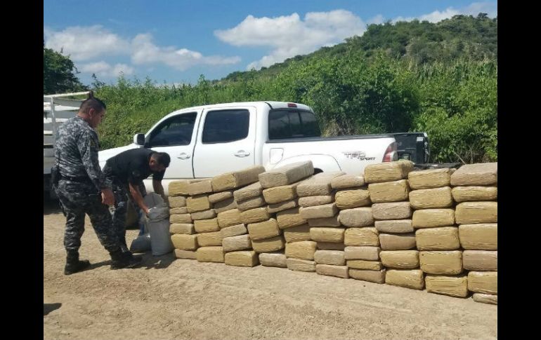 Fueron localizados 74 paquetes en forma de 'ladrillo' que contentían mariguana. TWITTER / @FiscaliaJal