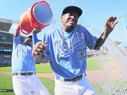 Yordano Ventura (#30) recibe una cubeta de agua de parte de su compañero Salvador Pérez como felicitación. AP / C. Riedel