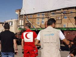 En los camiones se transportaba, además de agua y comida, medicamentos, material educativo y ropa. EFE / Cortesía Media Luna Roja Siria